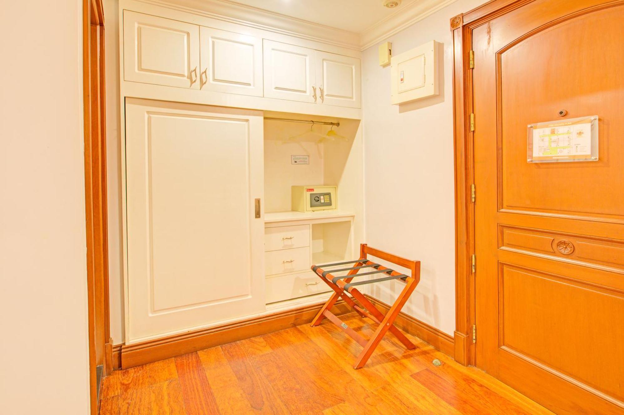 Townhouse Oak Vip Suites, Near Pnr Pasay Evangelista, Makati Manila Макати Экстерьер фото